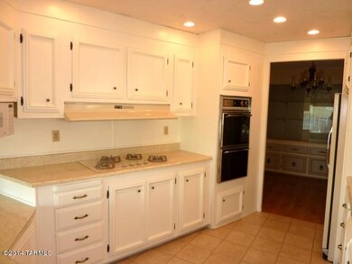 Lg Kitchen w/ lots of cabinets
