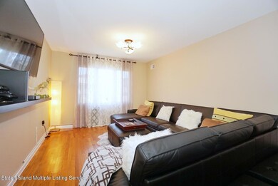(5) LIVING ROOM