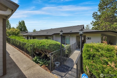 23509 Lakeview Dr unit A101, Mountlake Terrace, WA 98043 - photo 2