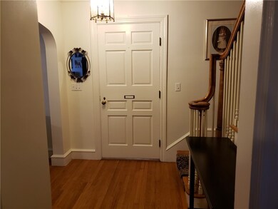 ENTRYWAY/FOYER