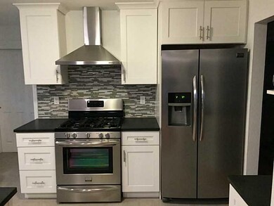 Kitchen. New appliances, gas stove