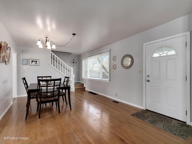 885 S Fairfield Ave, Elmhurst, IL 60126 - photo 2