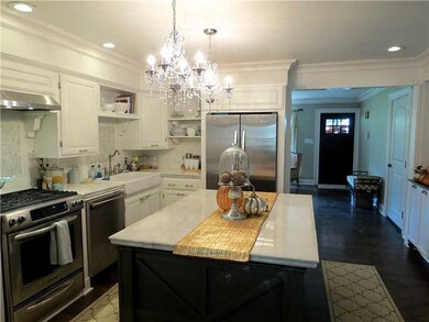 Kitchen. A vintage styled farm sink & brushed nick