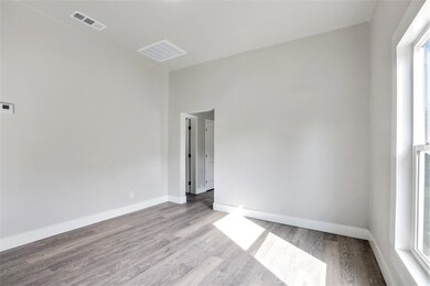 3121 Mono Livingroom 2