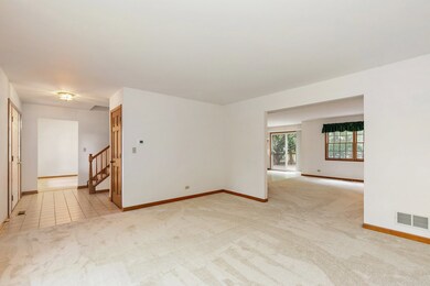 905 Pember Cir unit 2, West Dundee, IL 60118 - photo 3