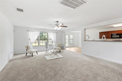 Spacious Livingroom!