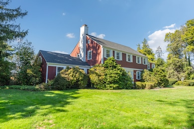 1060 Ridge Rd, Hamden, CT 06517 - photo 2