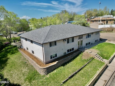 104 6th St NE, Mandan, ND 58554 - photo 2