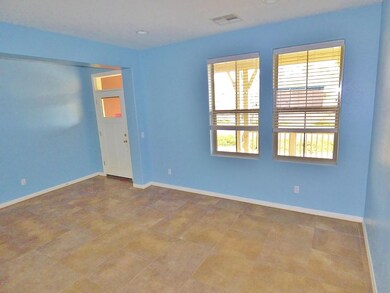 023-291362 front room (4)