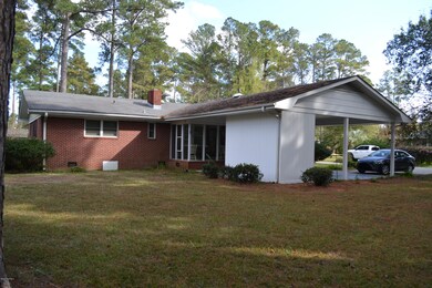 201 N Bickett St, Burgaw, NC 28425 - photo 2