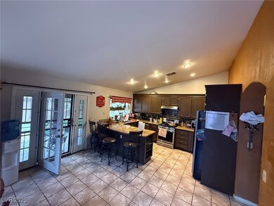 Kitchen featuring a peninsula, a kitchen breakfast