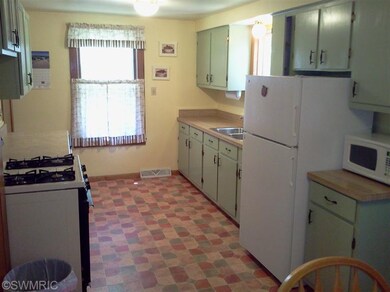 521 Morse St, Ionia, MI 48846 - photo 2