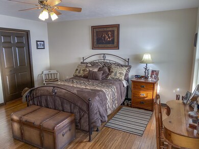 Master bedroom_02