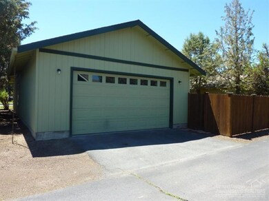20632 Honeysuckle Ln, Bend, OR 97702 - photo 2