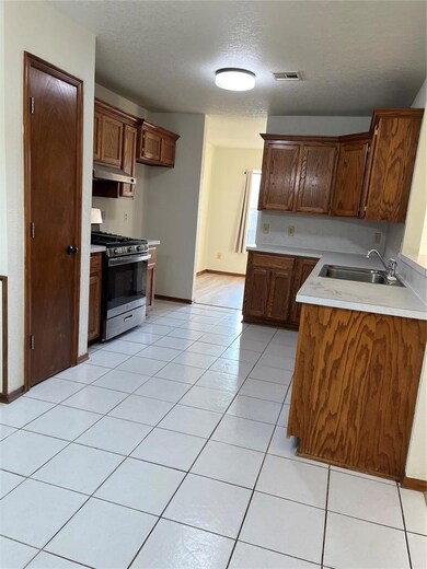 317 S Chanda Ln, Mustang, OK 73064 - photo 5