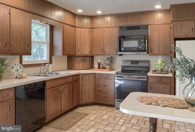 214 E Carpenter Ave, Myerstown, PA 17067 - photo 5