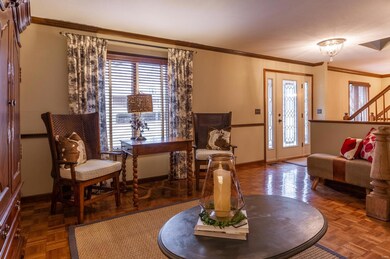 Beautiful HW floors & Crown molding