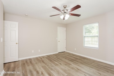 007-photo-primary-bedroom-11395583