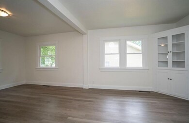 207 W 10th St S, Newton, IA 50208 - photo 7