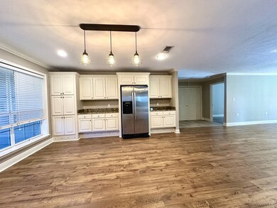 Expansive kitchen!