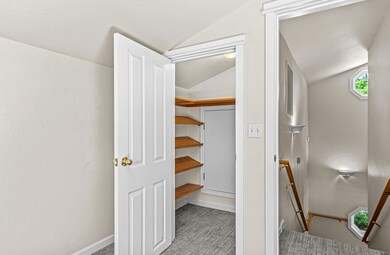 380 Hemlock Ln, Ashland, OR 97520