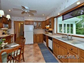 LARGE EAT-IN KITCHEN