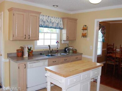 3302 Kemper Ct, High Point, NC 27265 - photo 2