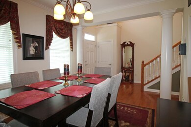 9' ceiling, accent columns