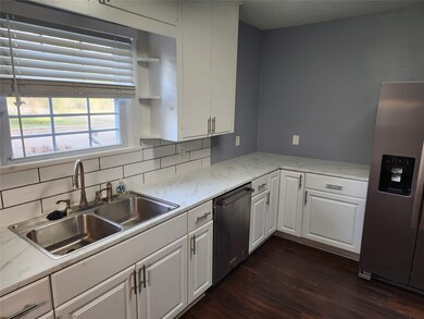 715 W Cleveland St, Alvin, TX 77511 - photo 2