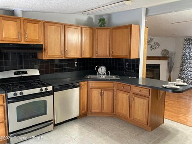 127 N 3rd St, Stroudsburg, PA 18360 - photo 4