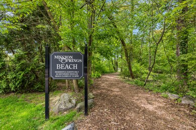 6166 Mission Dr, West Bloomfield, MI 48324 - photo 4