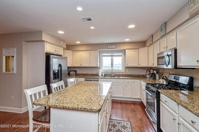 03_1700MainSt209_5_Kitchen_HiRes