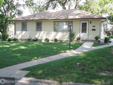 203 Spruce St, Shenandoah, IA 51601 - photo 2