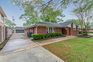 6226 Lindyann Ln, Houston, TX 77008 - photo 2