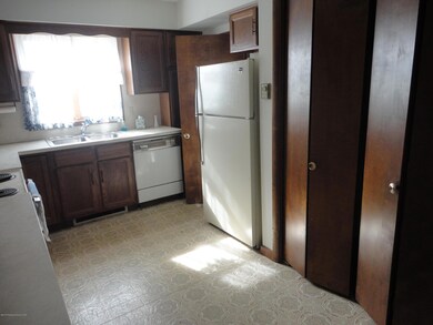 917 Dunmore St, Throop, PA 18512 - photo 6