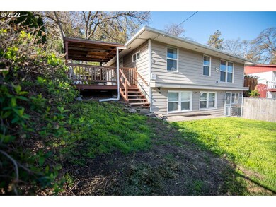 712 E 15th St, the Dalles, OR 97058 - photo 2