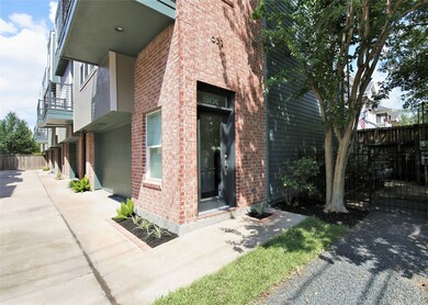 637 Rutland St unit 6, Houston, TX 77007 - photo 2