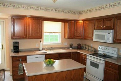 3327 Pequot Dr, Reading, PA 19608 - photo 3