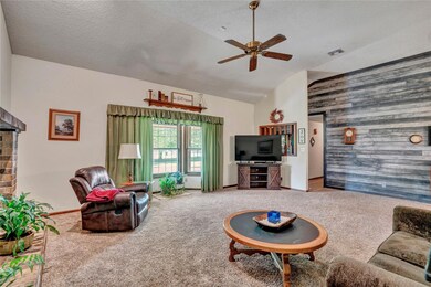 1709 Adams Ln, Azle, TX 76020 - photo 3