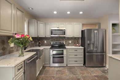 10-3332 Queensgate-MLS