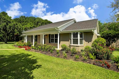 303 Oak Dr, Friendswood, TX 77546 - photo 2