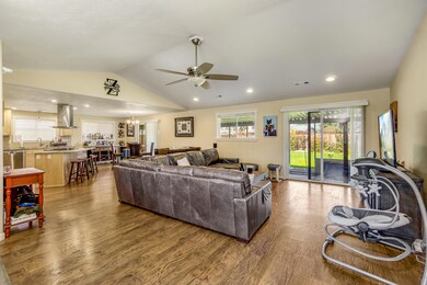 607 Edwina Ave, Central Point, OR 97502 - photo 6