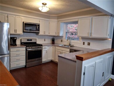 Kitchen - newer stainless appliances
