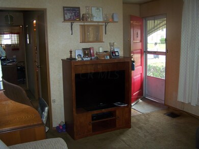 Other end of livingroom