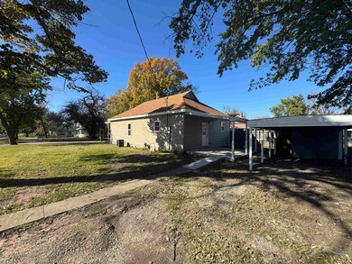 402 N Sycamore St, Eureka, KS 67045 - photo 7