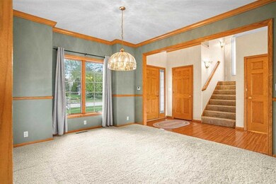 702 Eagle Ridge Rd, Cedar Falls, IA 50613 - photo 2