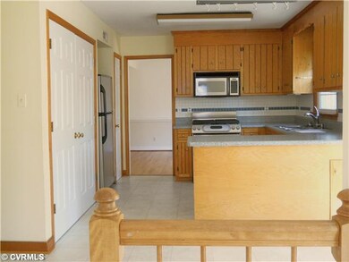 Kitchen - view from kitchen into dining room - sta