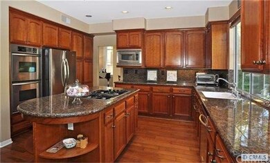 Gourmet Kitchen*Newer Stainless Steel Appliances, 