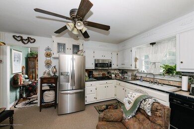 207 Riveredge kitchen