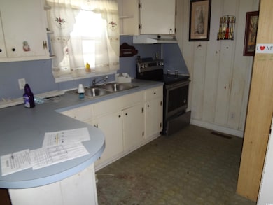 105 E Cherry St, Andrews, SC 29510 - photo 3